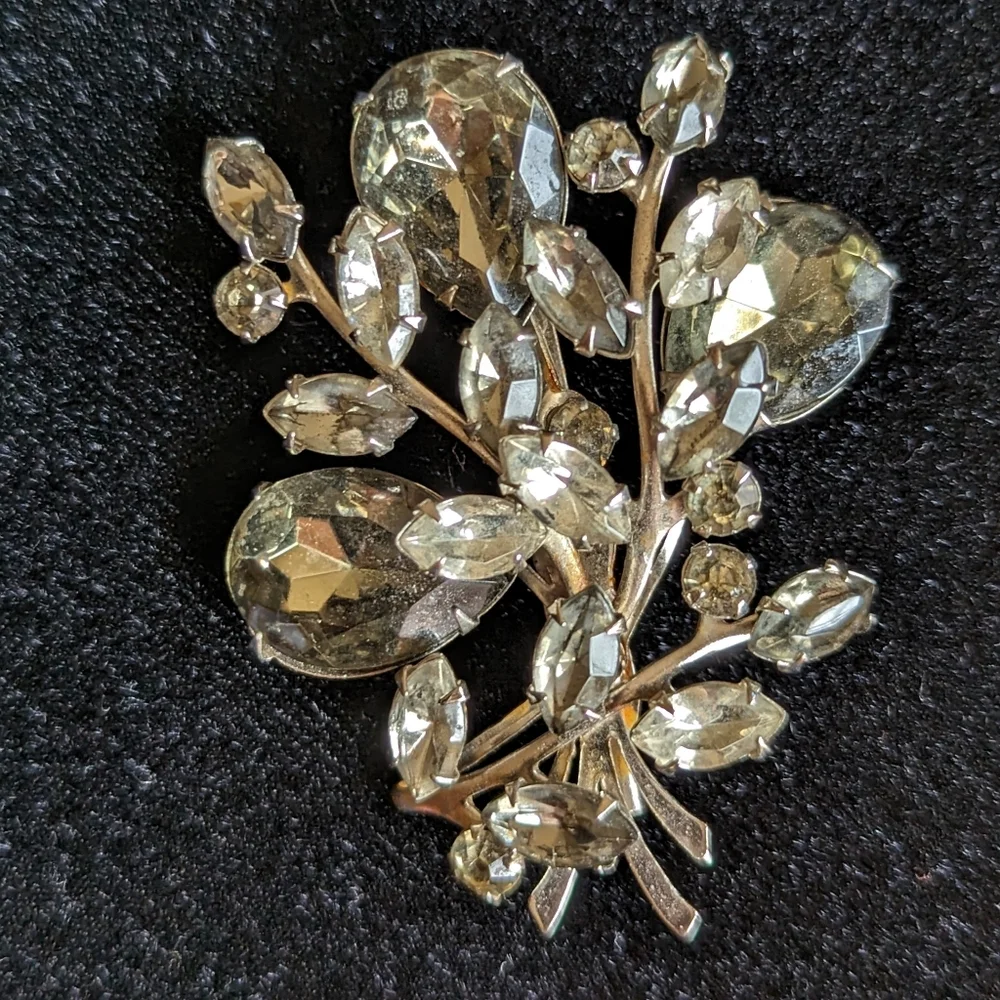 Vintage Brooch, Clear and Smokey Stones in a Silver Toned Flora/Fauna Design - Picture 5 of 6